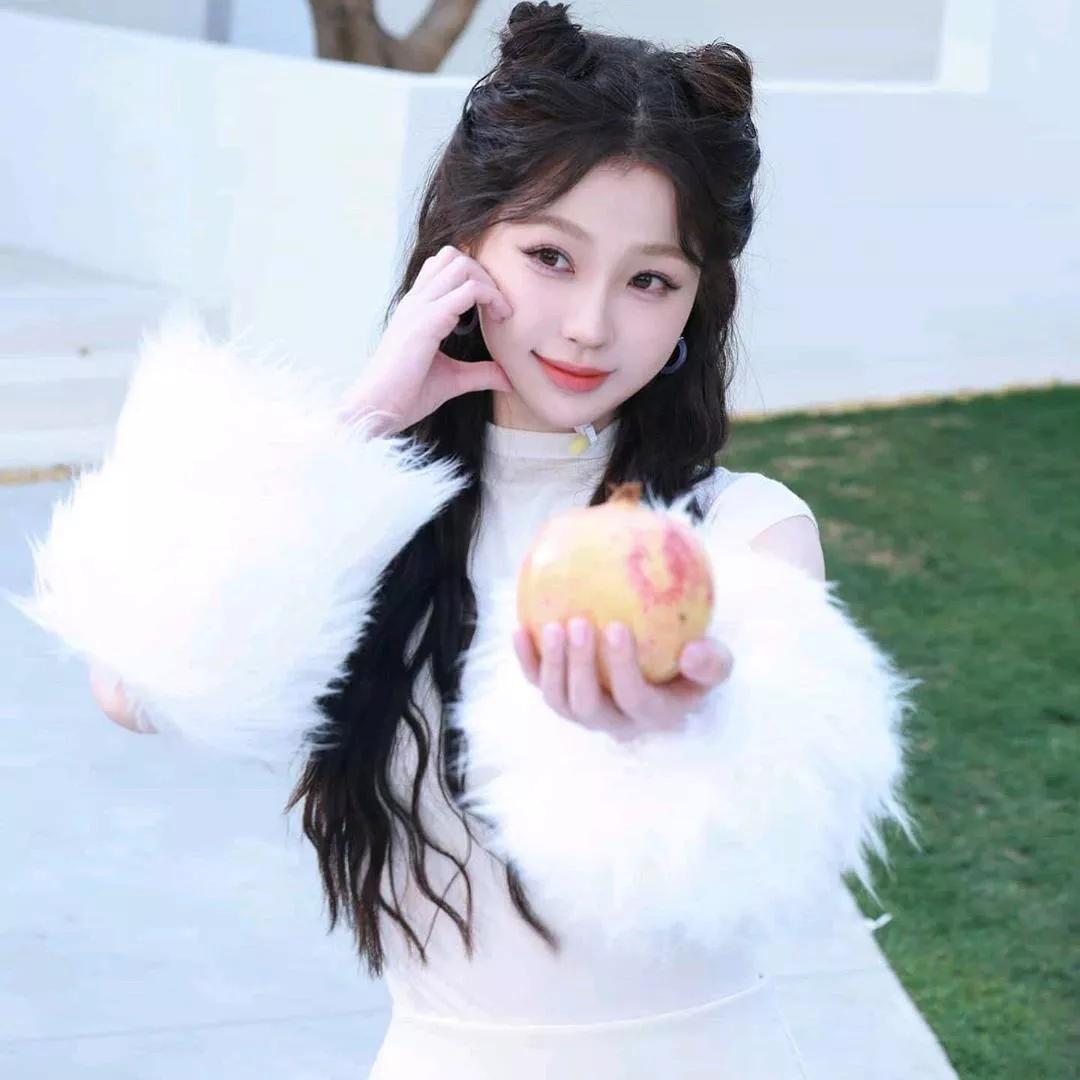 仙气飘飘的冬日少女，手持苹果，梦幻唯美！