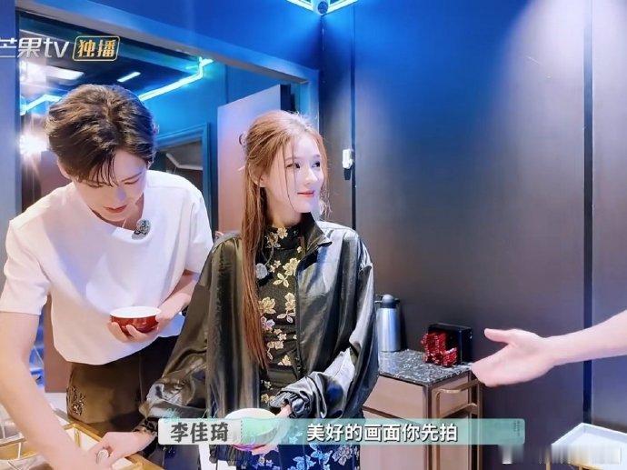 李佳琦来自steve的自觉巴黎合伙人名场面 火锅蘸料环节也太有梗了！李佳琦刚走到