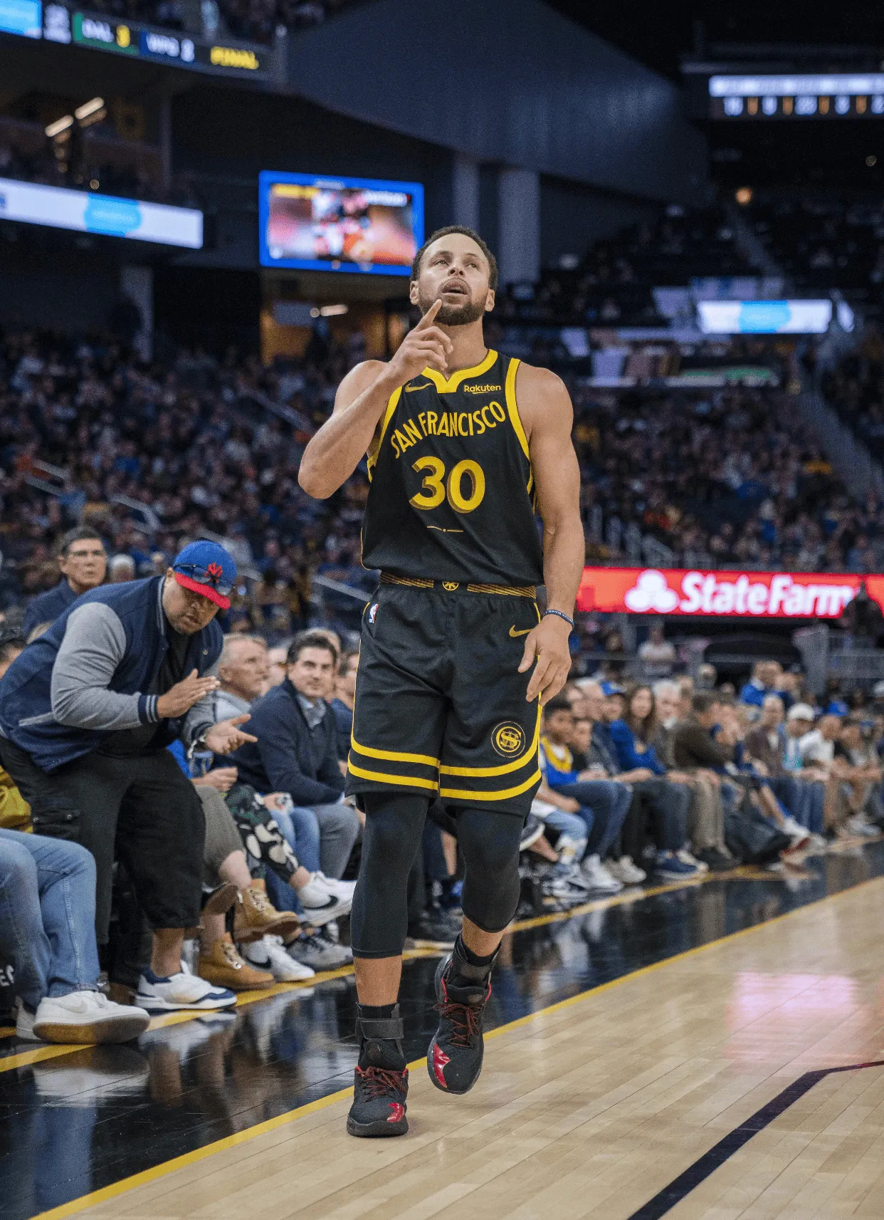 #库里右膝扭伤#库里遭遇的是右膝扭伤，将缺席今天的比赛，但预计不会缺席太长时间！