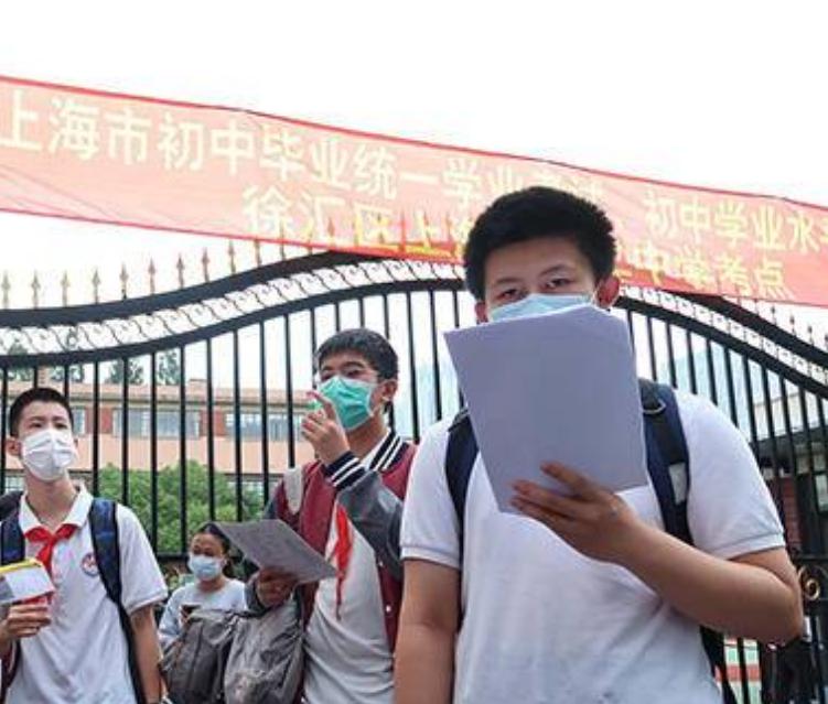 教育内卷的同时，必须清醒三点： 
上大学≠找到好工作 
学历高≠收入高 
短期收