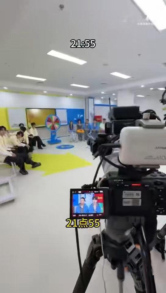 跑男工作人员一天工作16小时vlog奔跑吧 建议节目组给这位大牛马和白鹿发双倍工