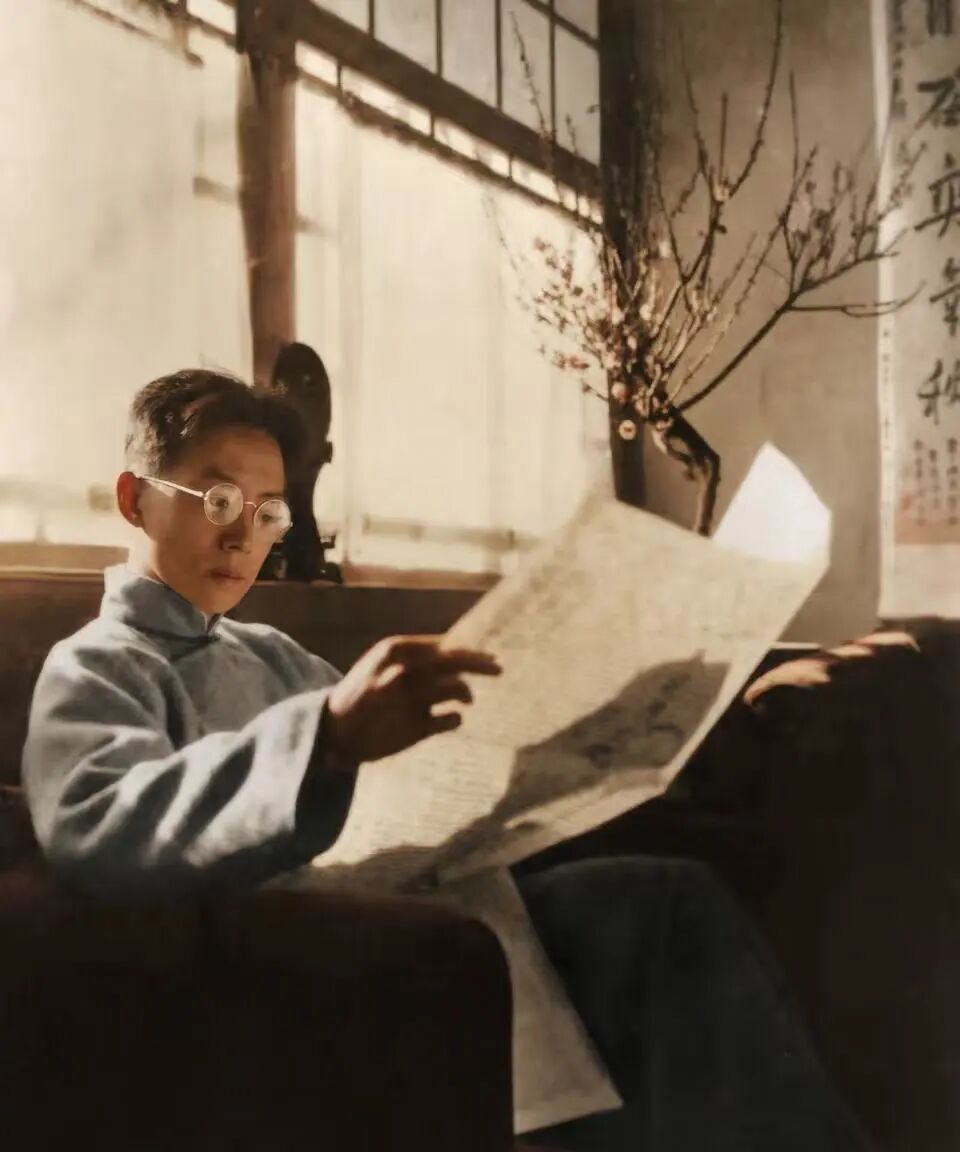 林徽因 梁思成   墙上挂的是清初梁佩兰书写的对联：“性远风疏光春霭，和平自在爽