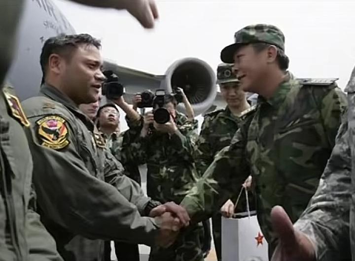 三张图片是四川汶川地震后，国际社会纷纷伸出援手。2008年5月18日，美军太平洋