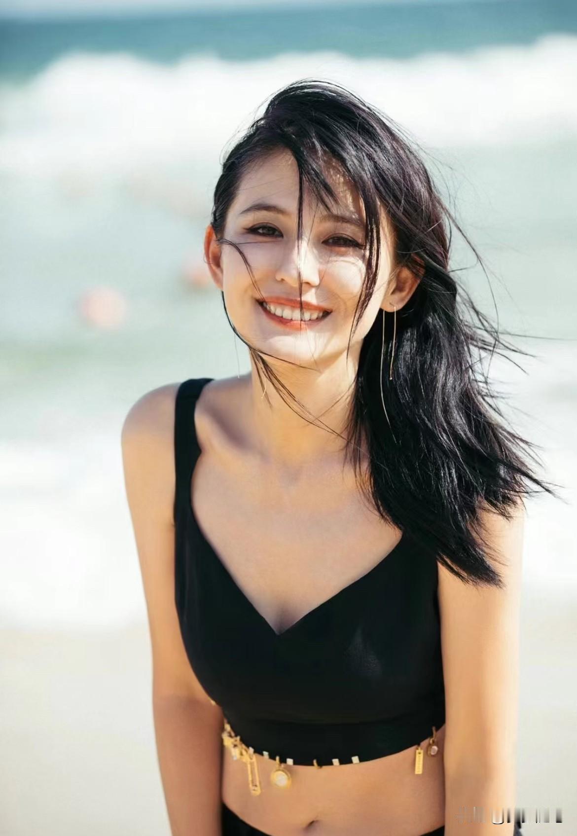 热依扎说：现在我已经39岁了，有个五岁的孩子，是未婚生的，很多人议论，但我不在乎