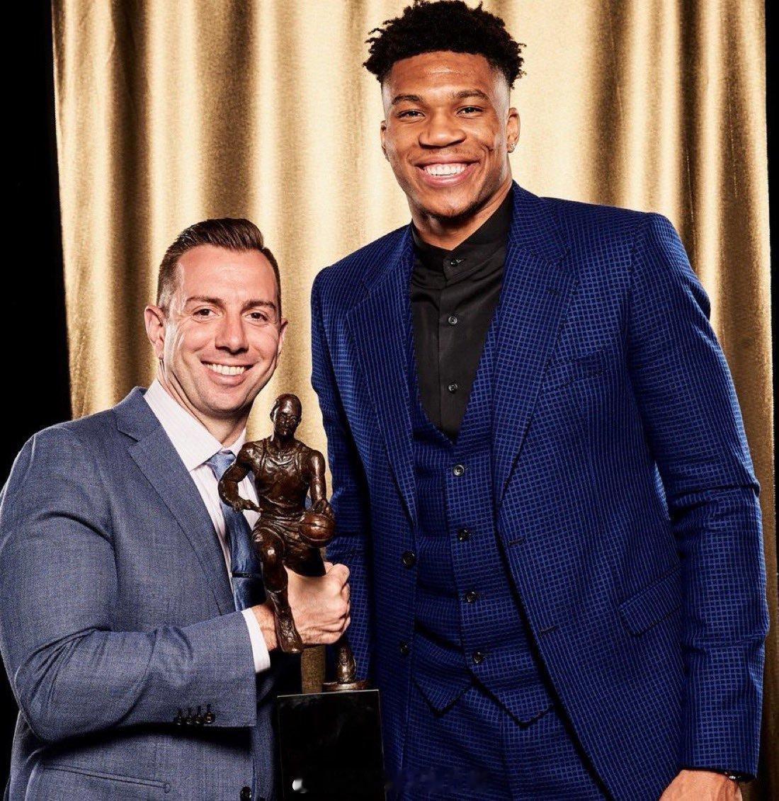 据TrueHoop报道，扬尼斯·安特托昆博差点解雇了他的长期经纪人亚历克斯·萨拉