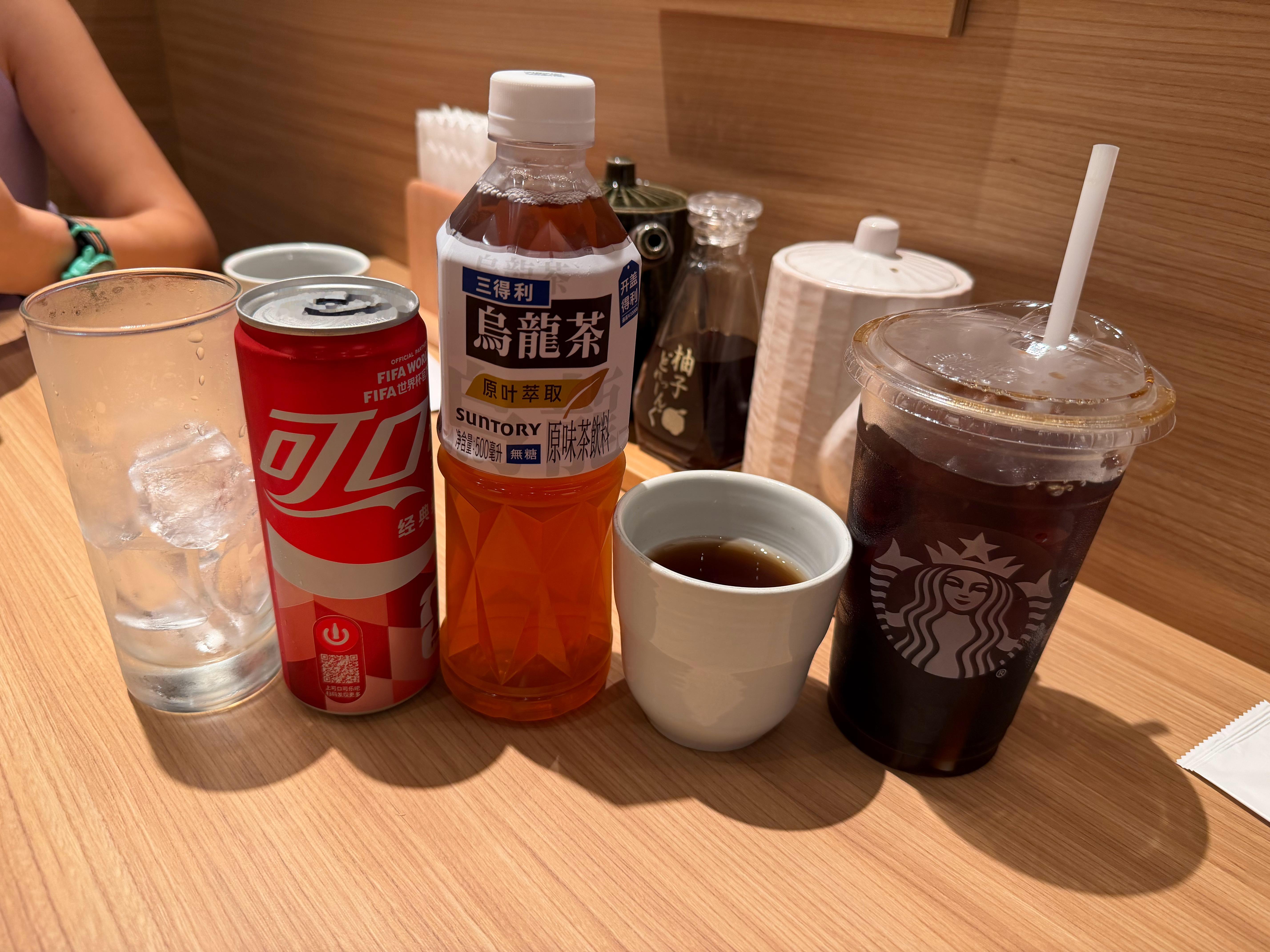 媳妇送完孩子我俩在家收拾东西早饭没咋吃直接跑出来吃午饭套餐直接给一堆喝的 天津·