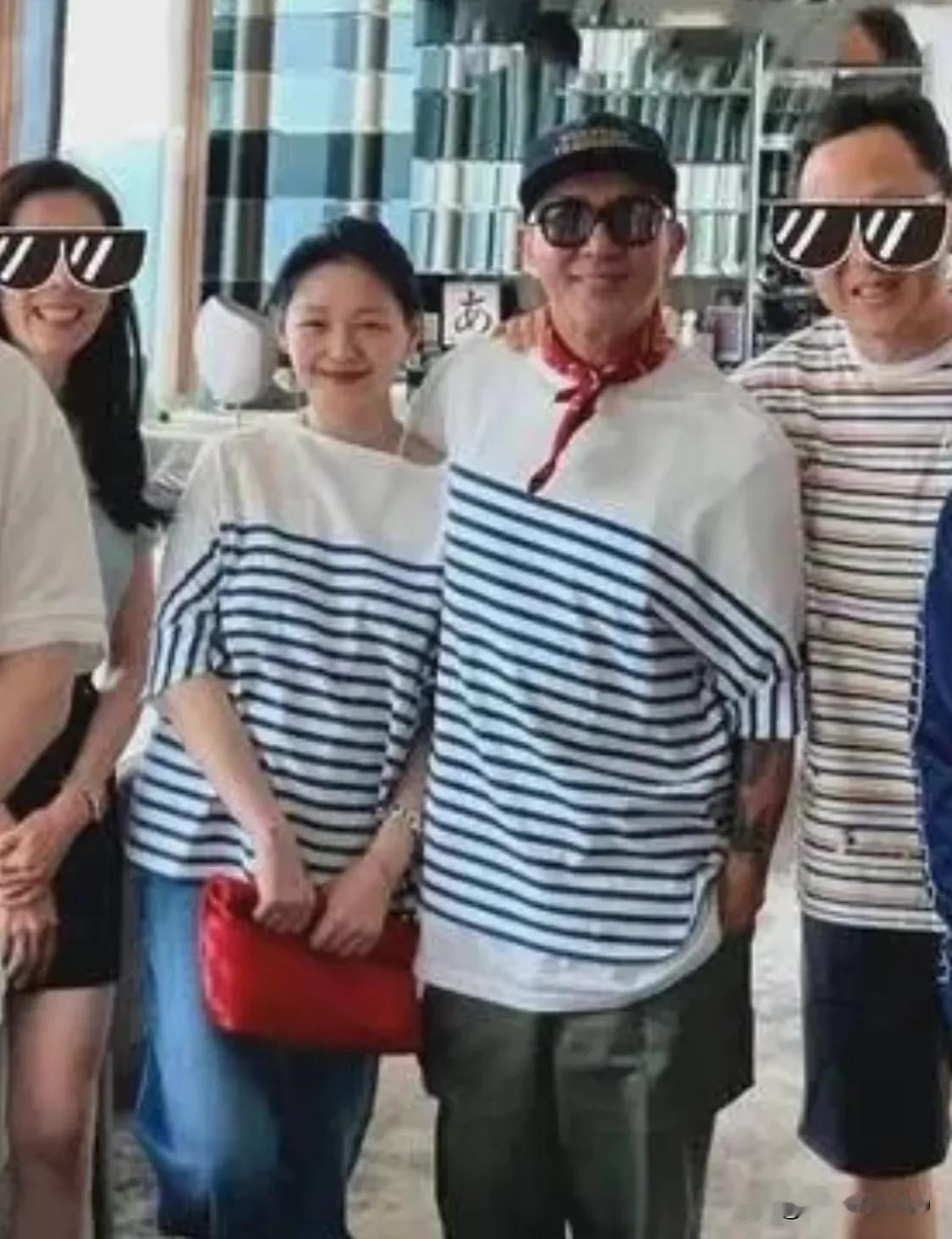 大S和光头大叔，结婚两年多太腻歪，感觉还处在新婚中，两个人穿情侣装，手拉手眉目传