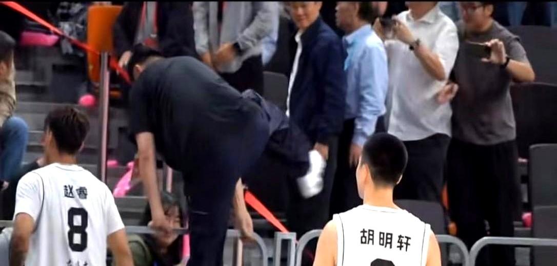 一场比赛，杜锋居然跨栏庆祝，这不是偶像剧，是广东男篮在全运会的冲刺瞬间。

他跨