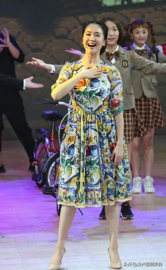 47岁左小青重返舞台，年轻化打扮引争议