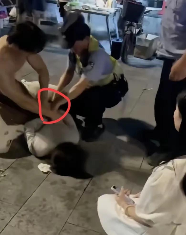广州一女子疑似精神病发作，拿出随身携带的小刀，想要当街行凶，幸好有两位好心人士提