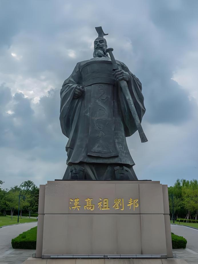 你发现没有？
秦朝末年，真正率先揭竿而起的陈胜吴广，喊出了一句千古名言：“王侯将