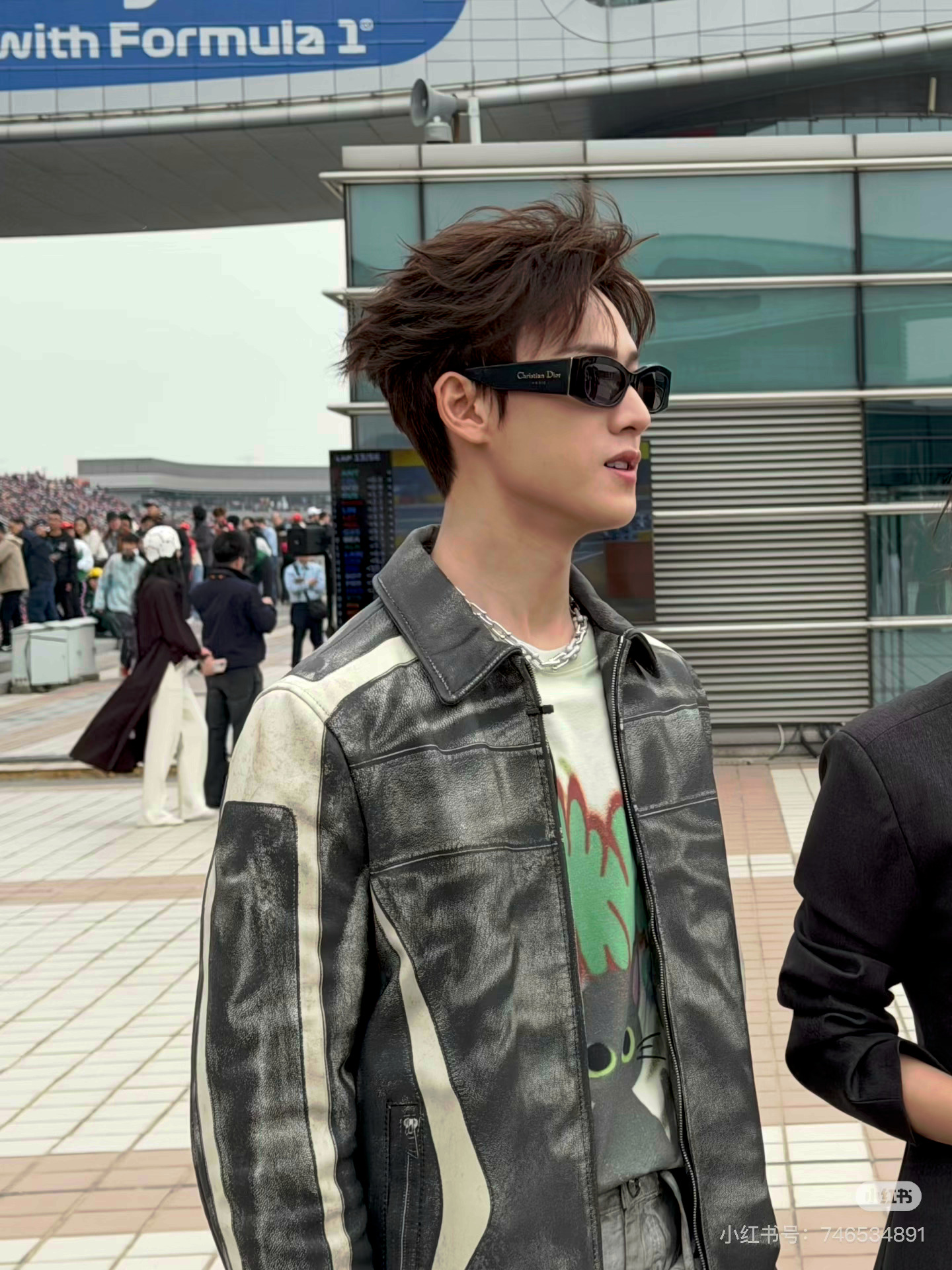 沃靠又被现场路人随手一拍的live帅到嘴流口水 工位上无声怒吼桌下腿直抖 