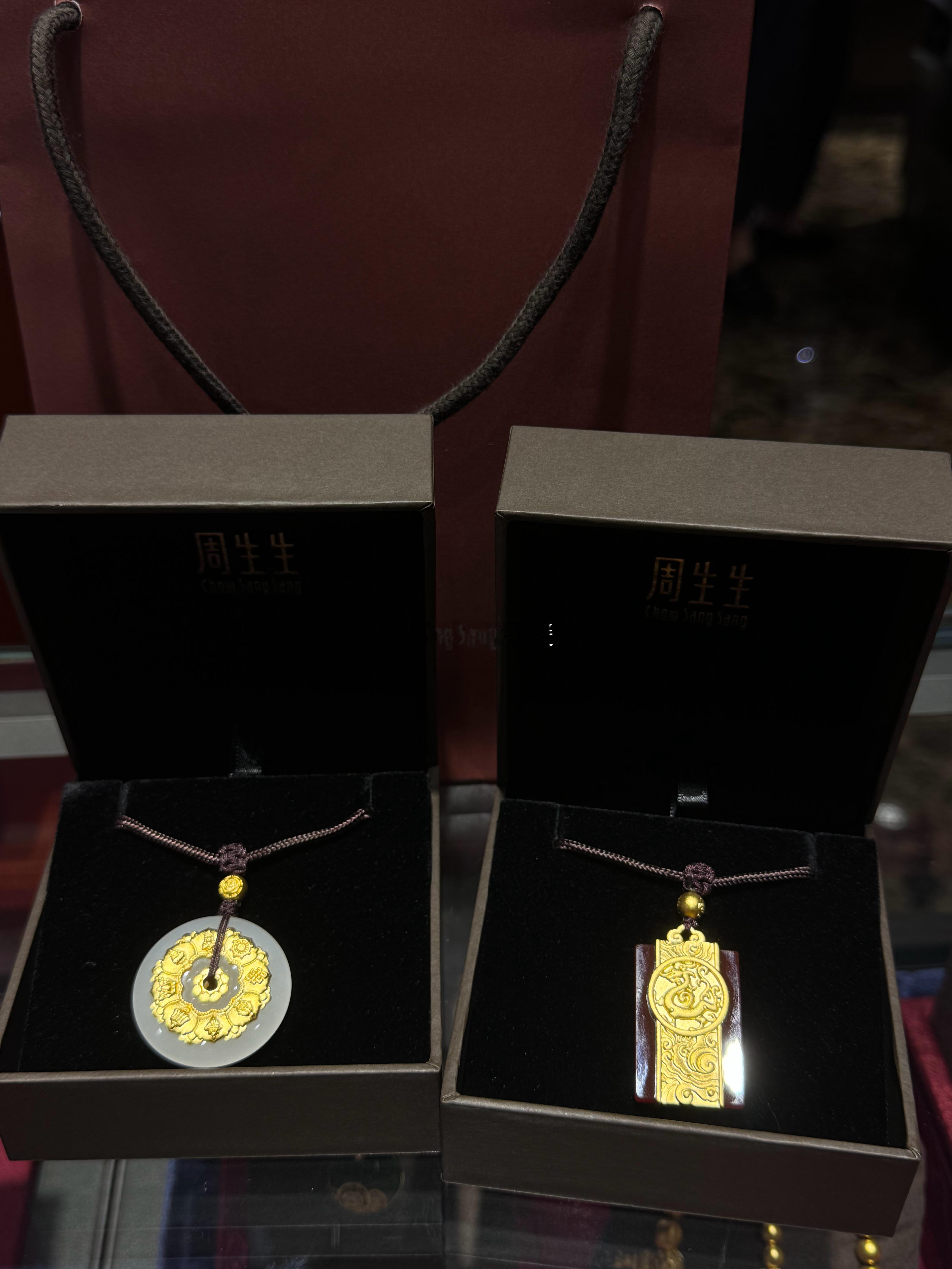 想起来昨天带外公外婆吃饭，我们给他们带了礼物回来，外婆让我感觉到她很知足甜蜜，说