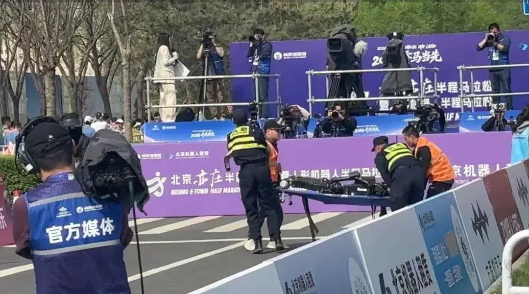 4月19日，2026北京亦庄人形机器人半程马拉松迎来戏剧性一幕：夺冠热门宇树H1