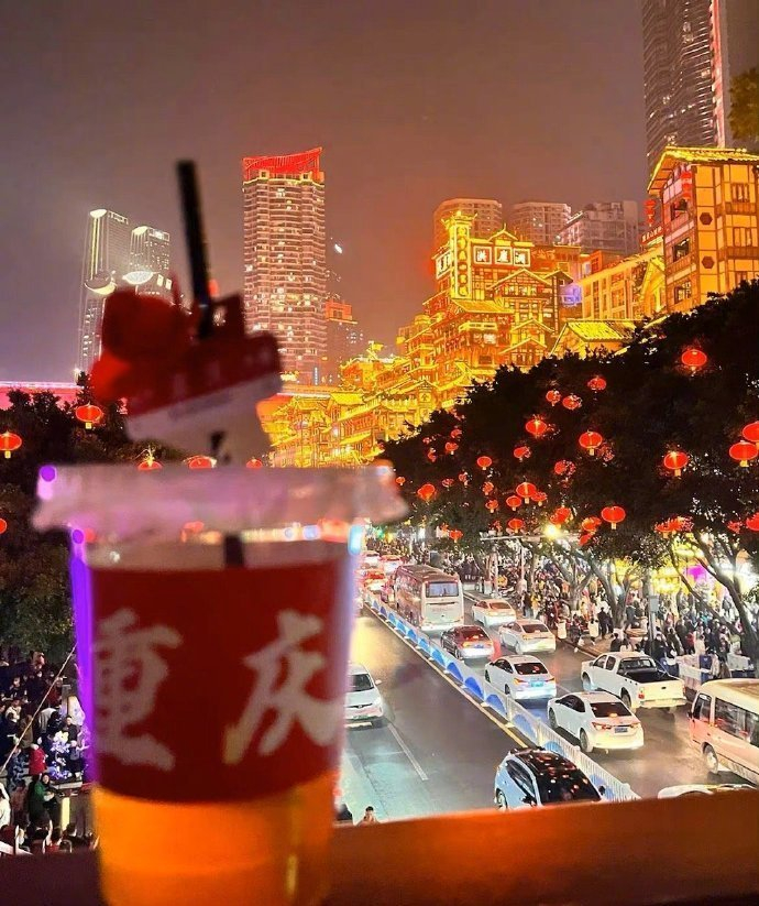 “ 今年的改变大概就是，再也不像以前那样渴望被理解和懂得，再也没有非谁不可的故事