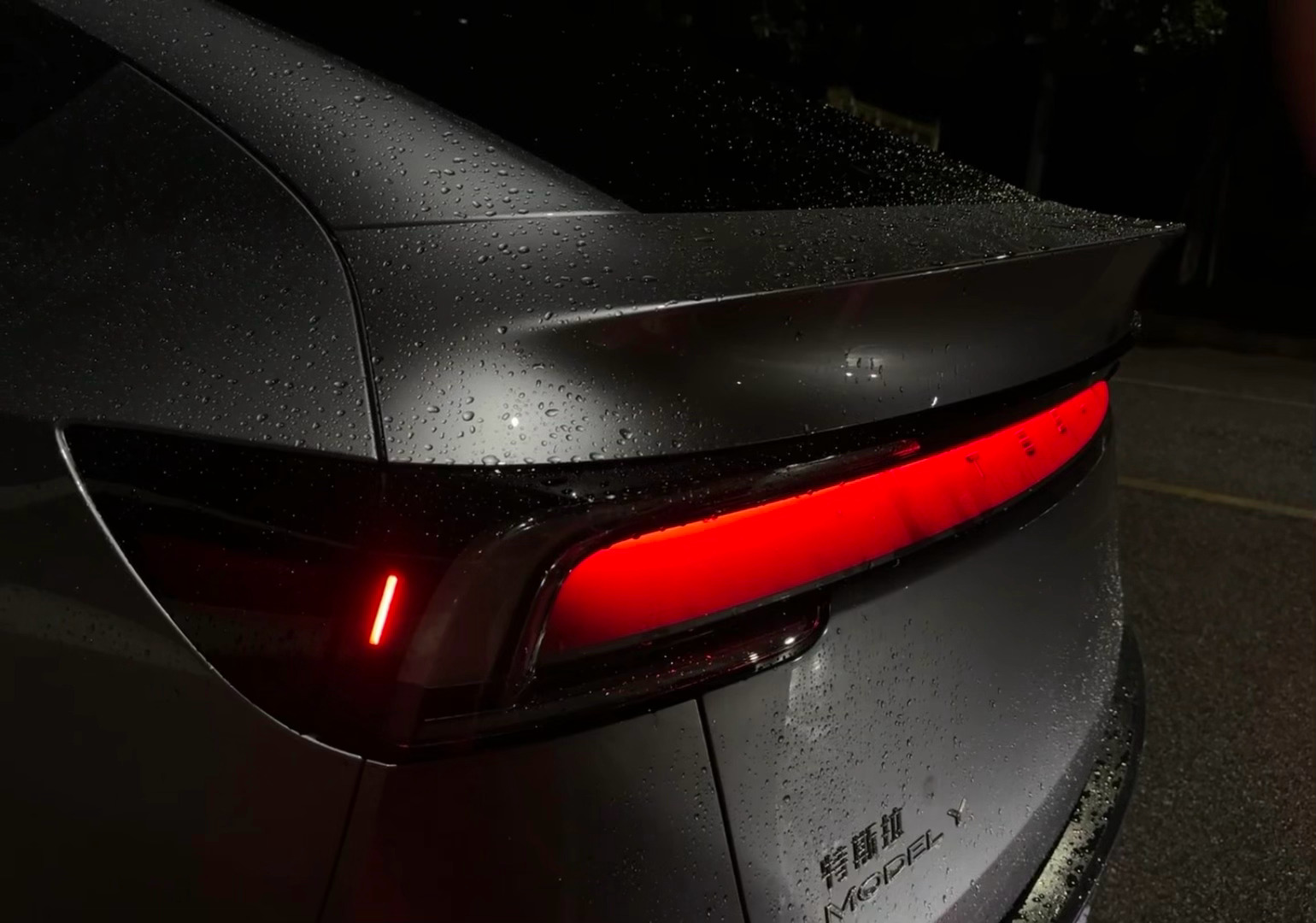 感受一下特斯拉快银雨后状态下的质感特斯拉汽车画报 ​​​