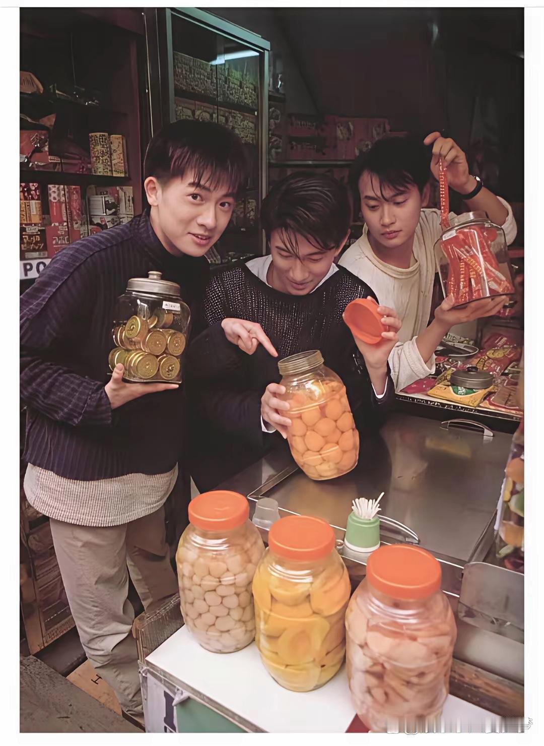 他们仨，真是太青涩了。三十年前就有这么时尚的毛衣了。 