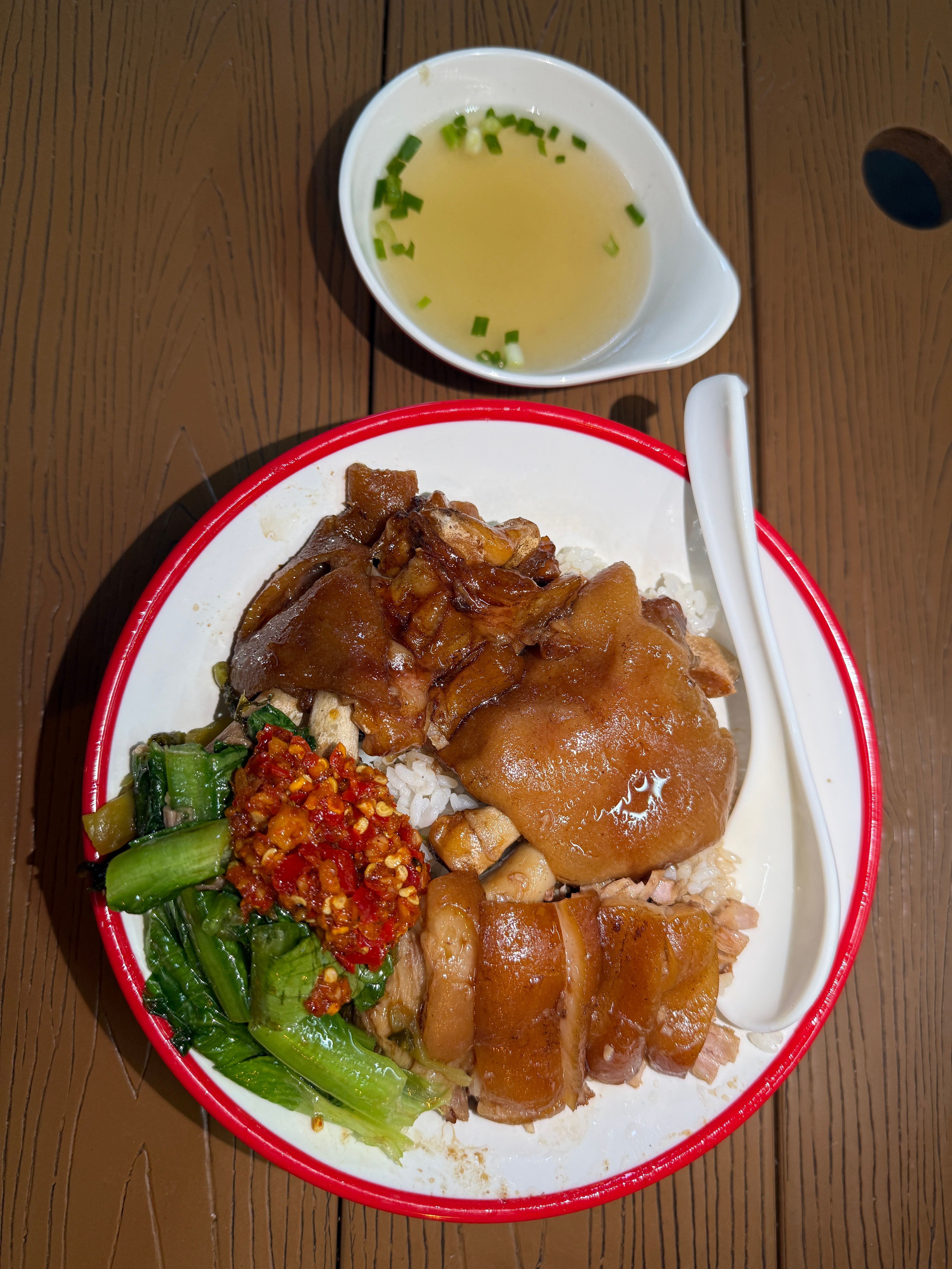 江油猪脚饭的天花板！大场口这家真的巴适。猪脚炖得耙糯脱骨，卤香十足，淋上卤水拌饭