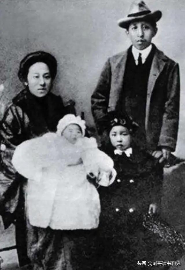 1925年8月，广州城空了。

二十多万人挤在街道两旁，送一个人最后一程。棺材后