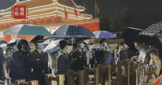 中秋节|“后退一步，走！”游客为雨中哨兵撑伞，让人泪目的一幕出现了