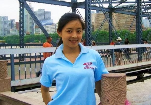 四川女主播佟瑶杭州出差途中突发尿急，独自走入路边草丛如厕。仅仅十分钟之后，草丛里