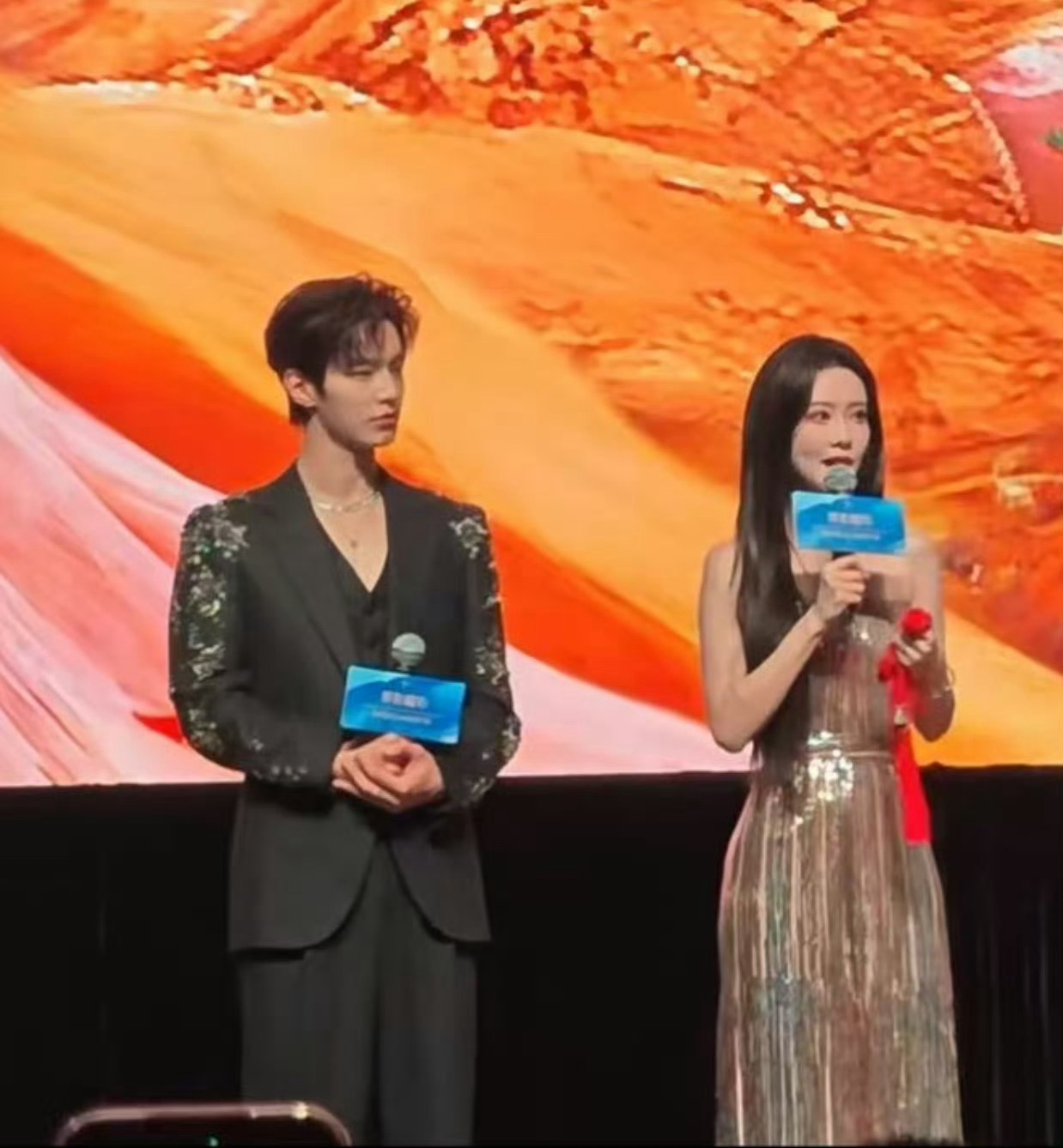 何与和孟子义今天新剧发布会生图状态状态都好一般.. 