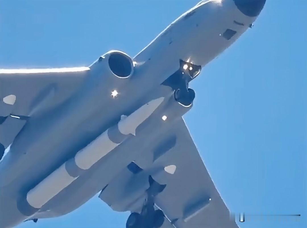 “不怕六爷挂得多，就怕六爷挂一颗”，指的就是轰6N挂载“惊雷-1”空基远程弹道导