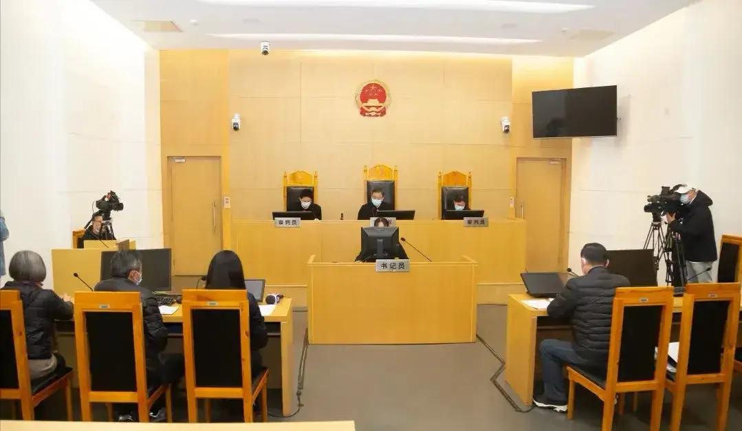 上海一家庭纠纷案引争议.

上海发生一起家庭矛盾事件。

外甥带着五个人去舅舅家