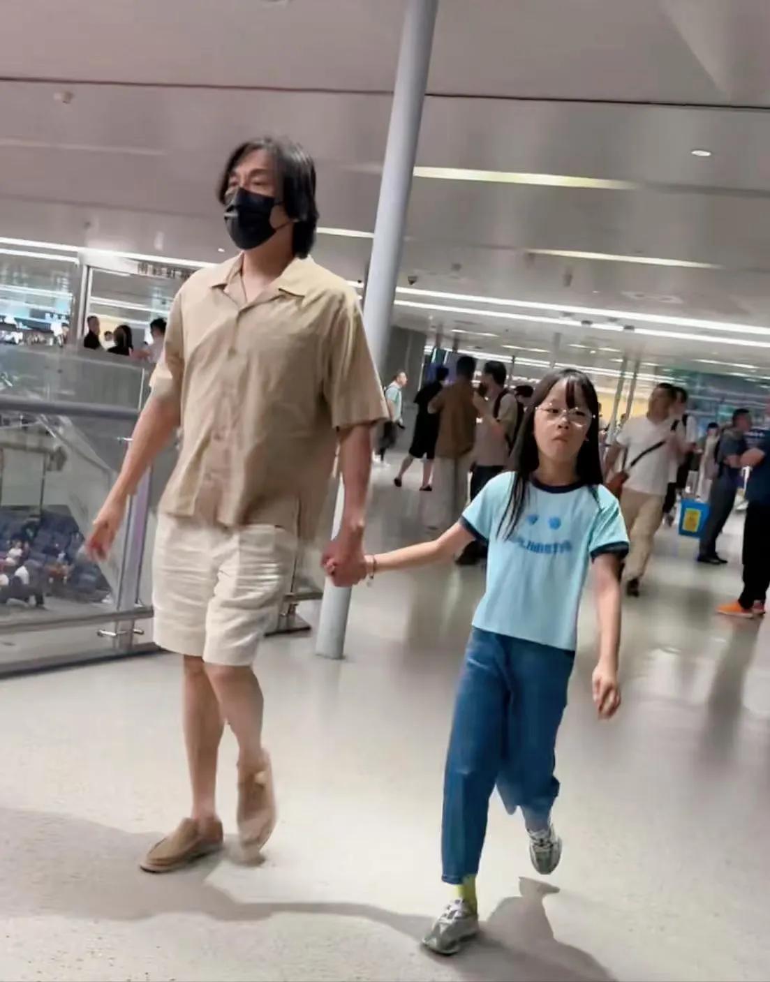 伊能静女儿发量真的好少啊！
伊能静和秦昊的发量都算多的，但是近日曝光的伊能静女儿