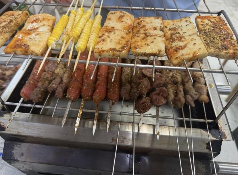 淄博值得一游，褪去喧嚣后反倒更显耐人寻味。这里保留着醇厚的烟火气，烧烤地道实惠，