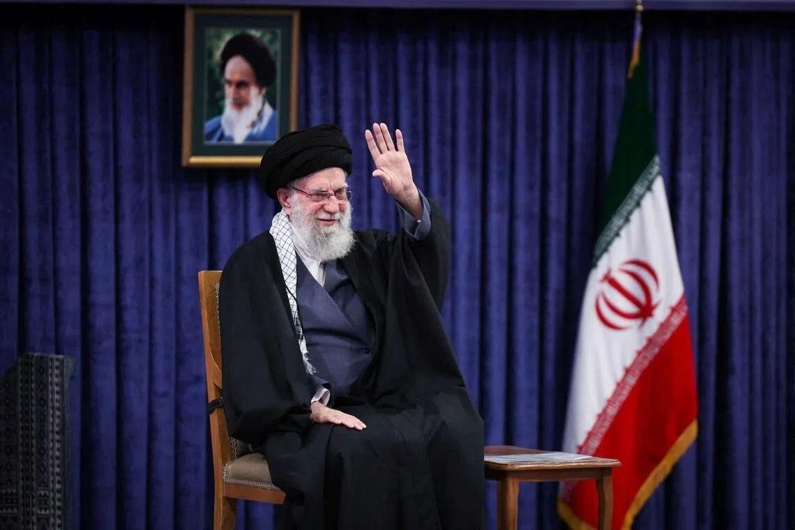 特朗普最怕的事发生？外媒：哈梅内伊已交接权力，做好赴死准备，美国拳头不知该砸向谁