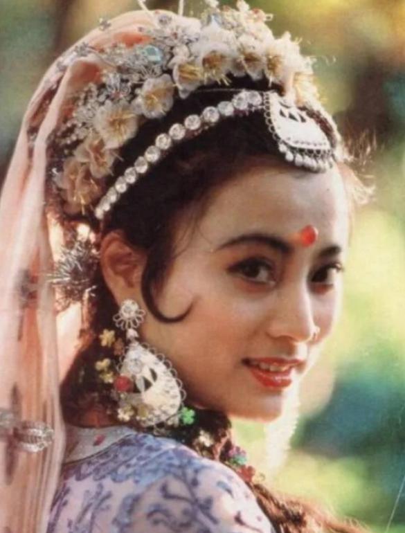 1997年，李玲玉嫁给犹太富商杰瑞，新婚夜，李玲玉开玩笑说：“你不怕我嫁给你，是