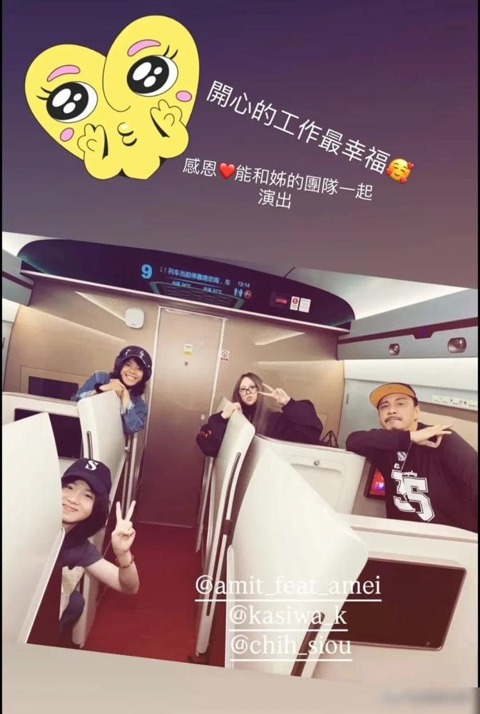你以为这是姐妹情深？我告诉你，这是华语乐坛最残酷的一场基因复刻实验。
那个叫张