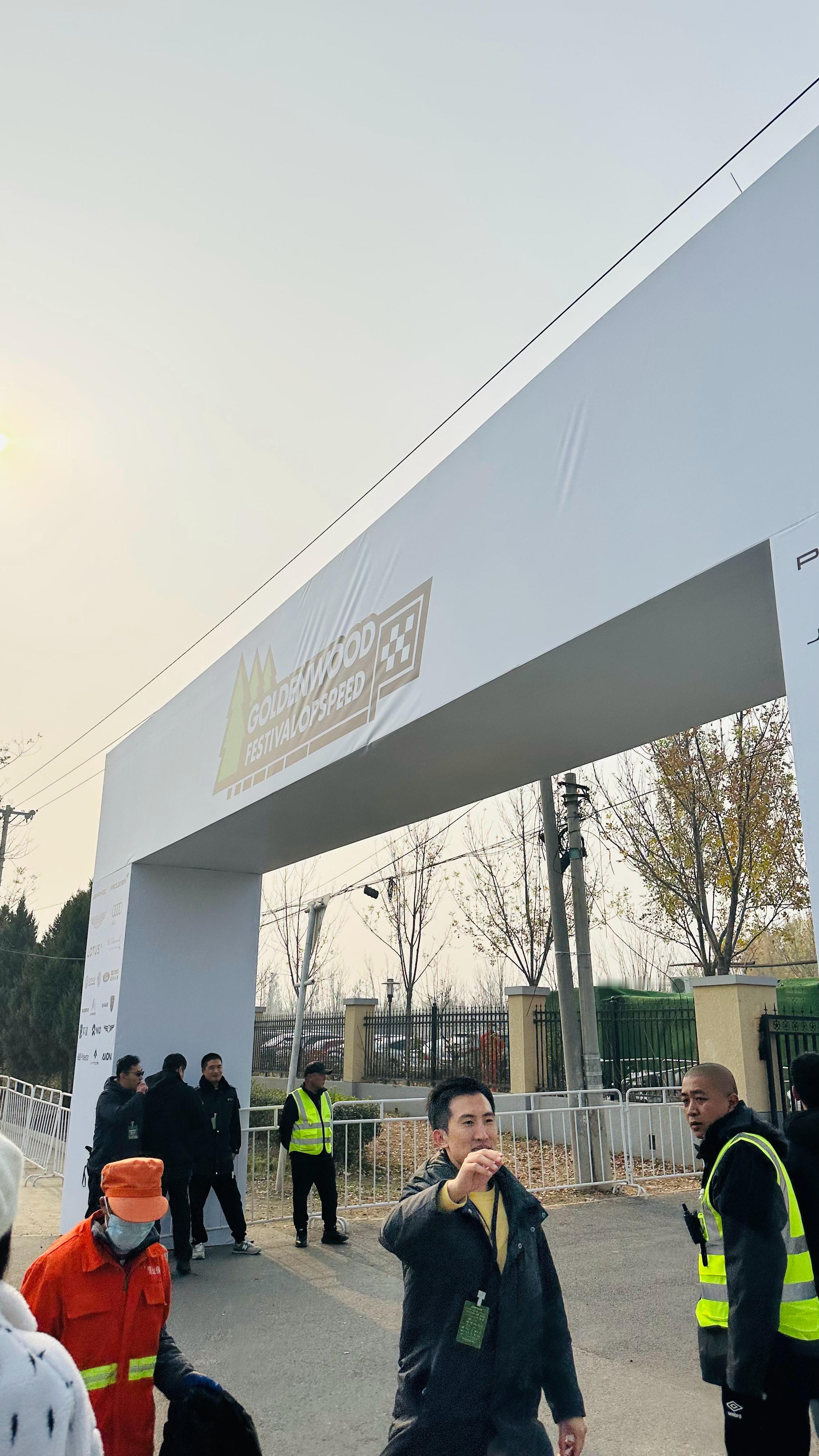 金盏速度节3号停车场 ，油车性能车，M Power 占优。电车的话出乎意料，智己