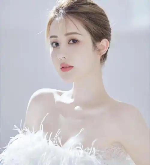 “她39岁又恋爱了，可前男友为什么没破防？”

最近刷到网红韦雪的新恋情，评论区