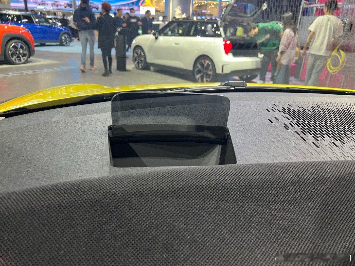 全新电动minicooper  这个HUD有没有让你感动的要哭？让我想到了 大众