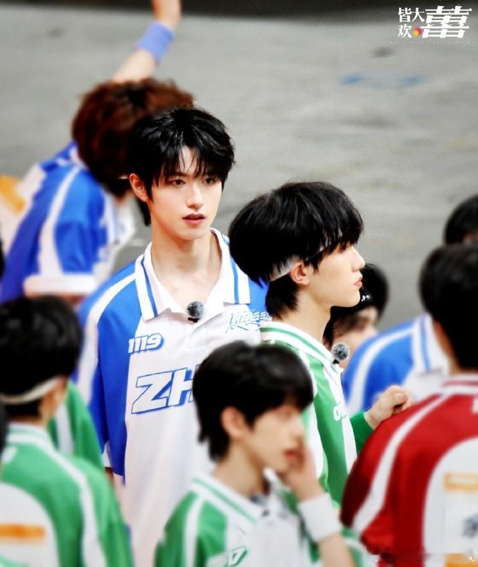 #小鬼让朱志鑫苏新皓对视##棍铲对视#朱志鑫和苏新皓在TF三代出道实录的舞台上，