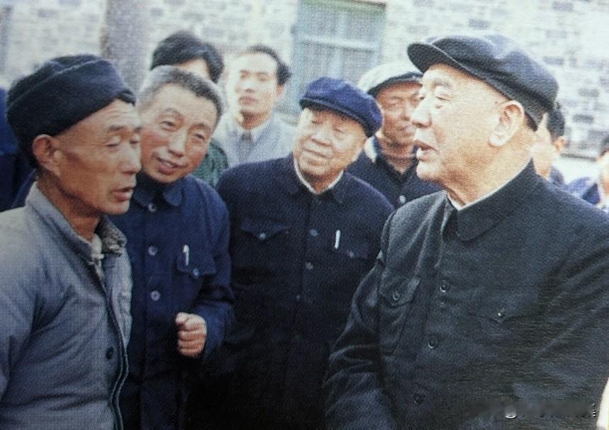 1988年12月，全国政协副主席王恩茂在红安县杏花乡农村视察的老照片。红安作为著