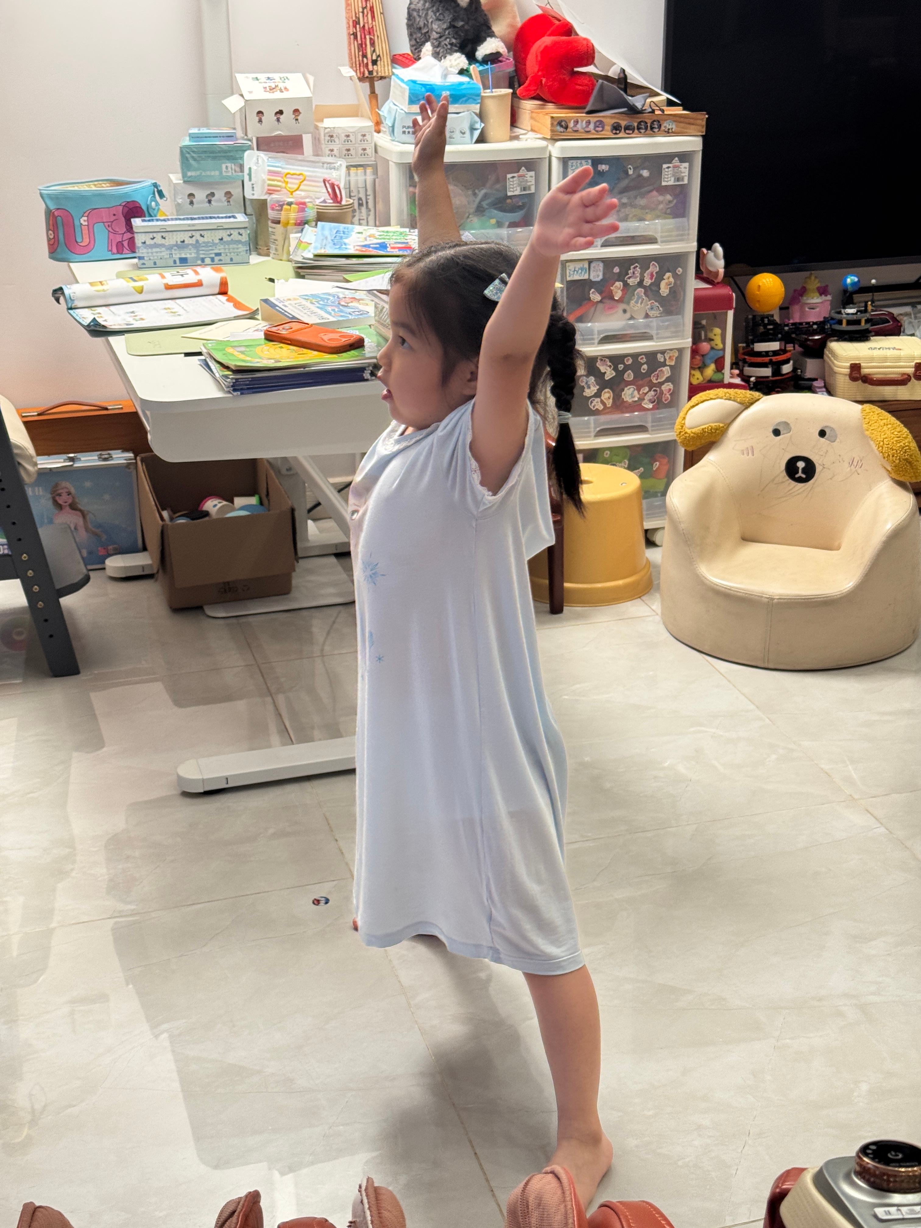 苒苒在模仿字母。以下分别是DNXZ 