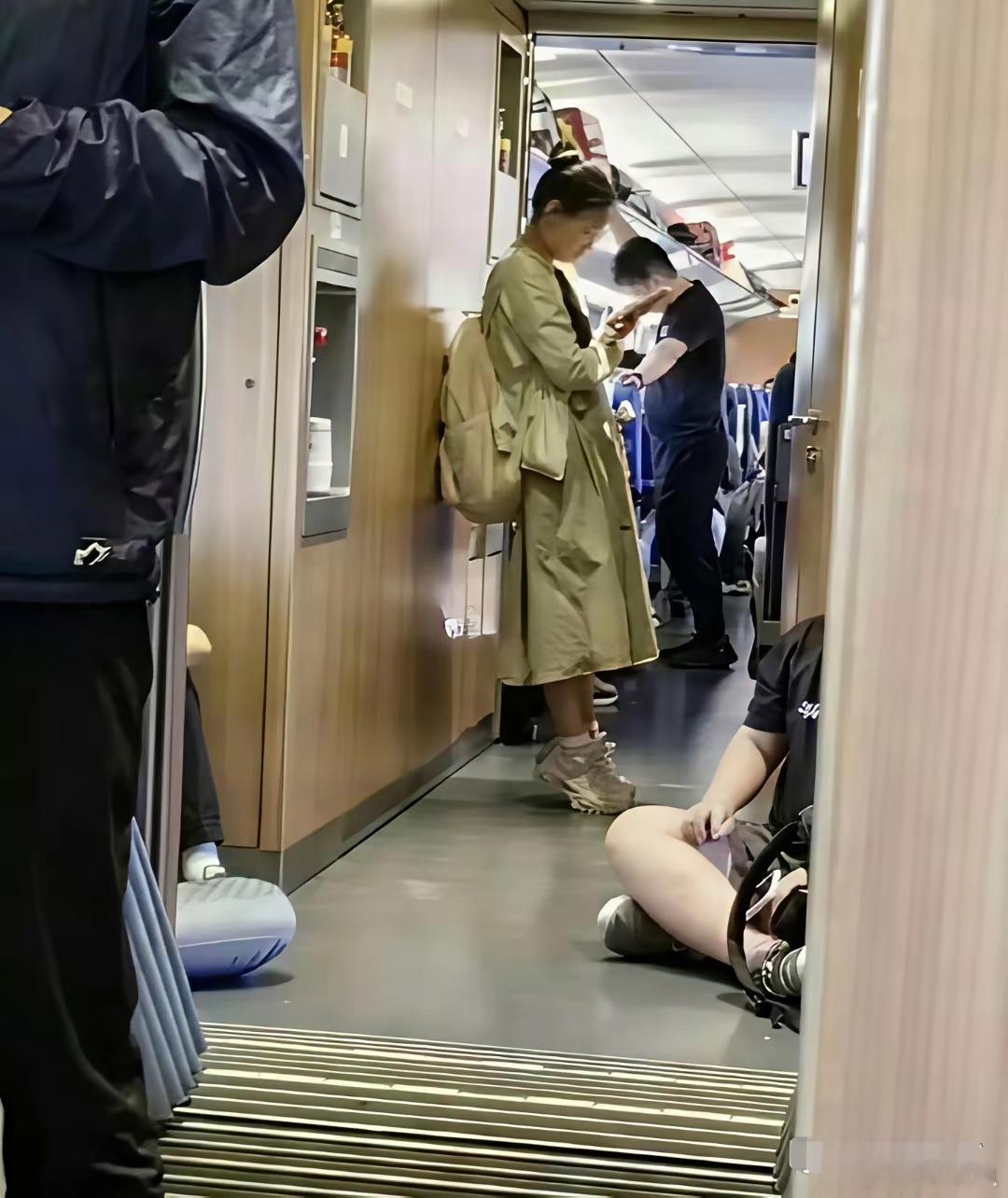 为什么在高铁上一直在垫脚，是有什么深意吗 