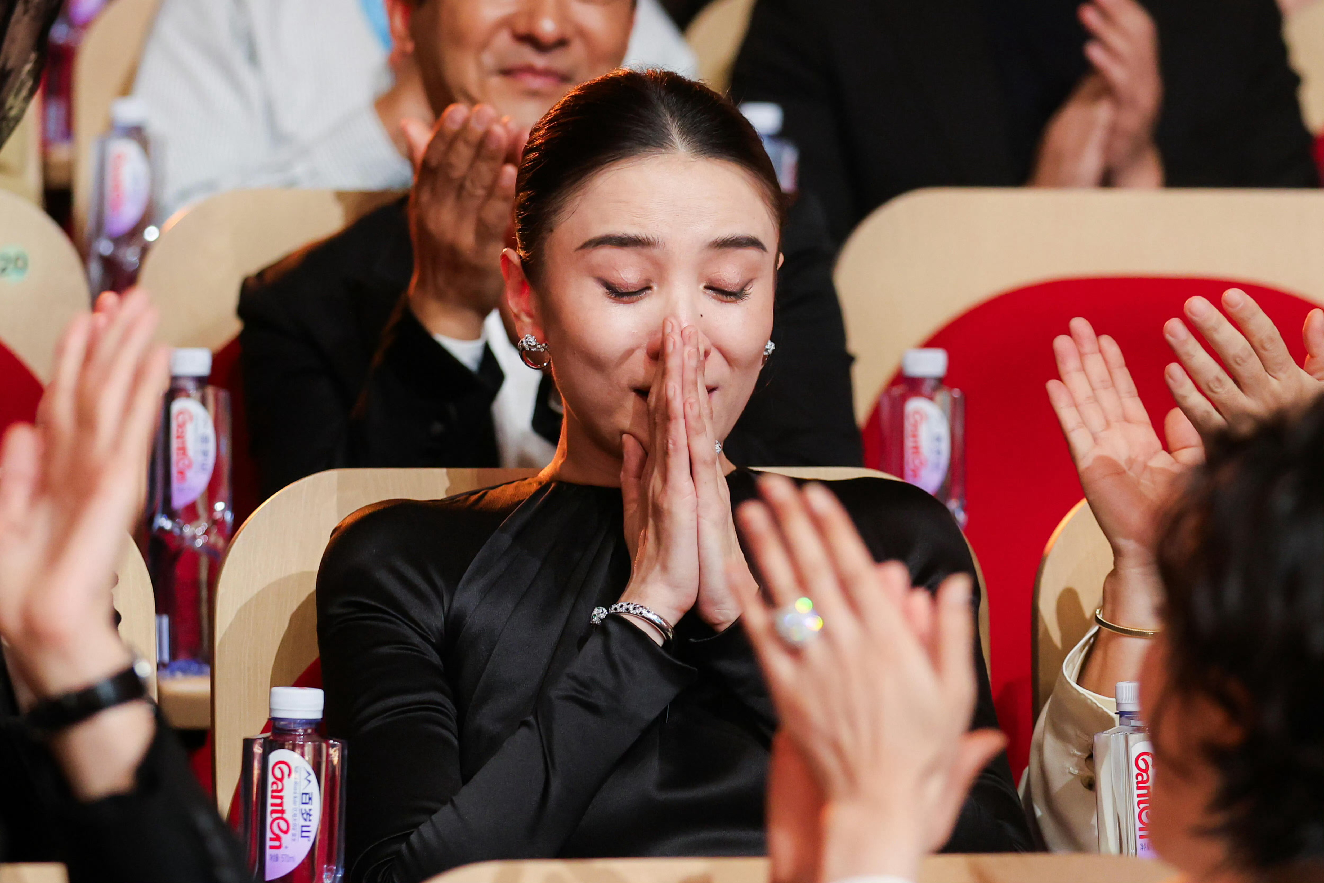“我们一直在努力，我们选择站在这里，不是因为我们年轻漂亮，不是因为我们把家庭事业