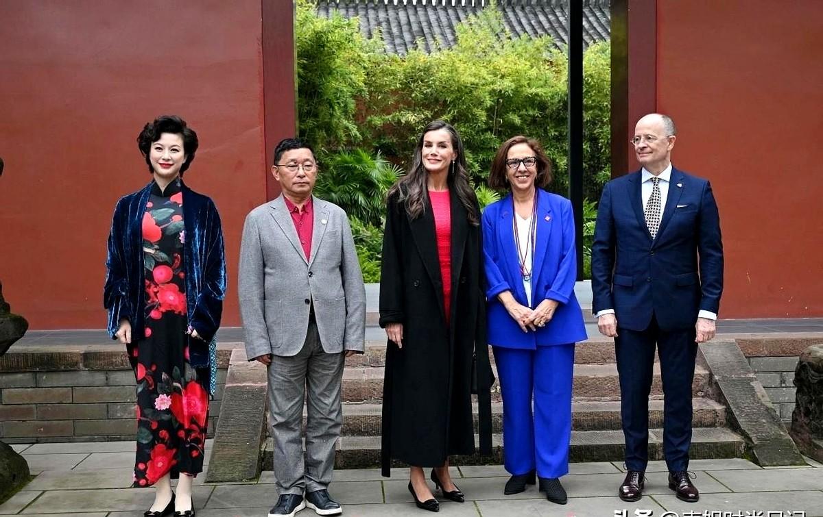 国家一级演员董凡，罕见和西班牙王后莱蒂齐亚合影，她一袭印花旗袍，精神面貌看起来比