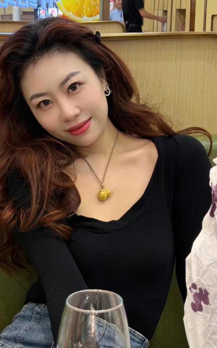 状态也太好了吧！黑色内搭+米白毛绒外套，简约又有质感，举手投足都是优雅感，这才是