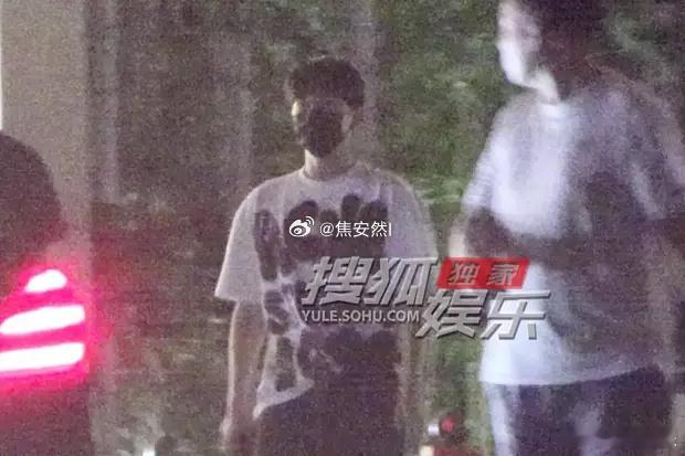 虽然但是，我杨洋的肩膀真的好宽啊。 ​​​