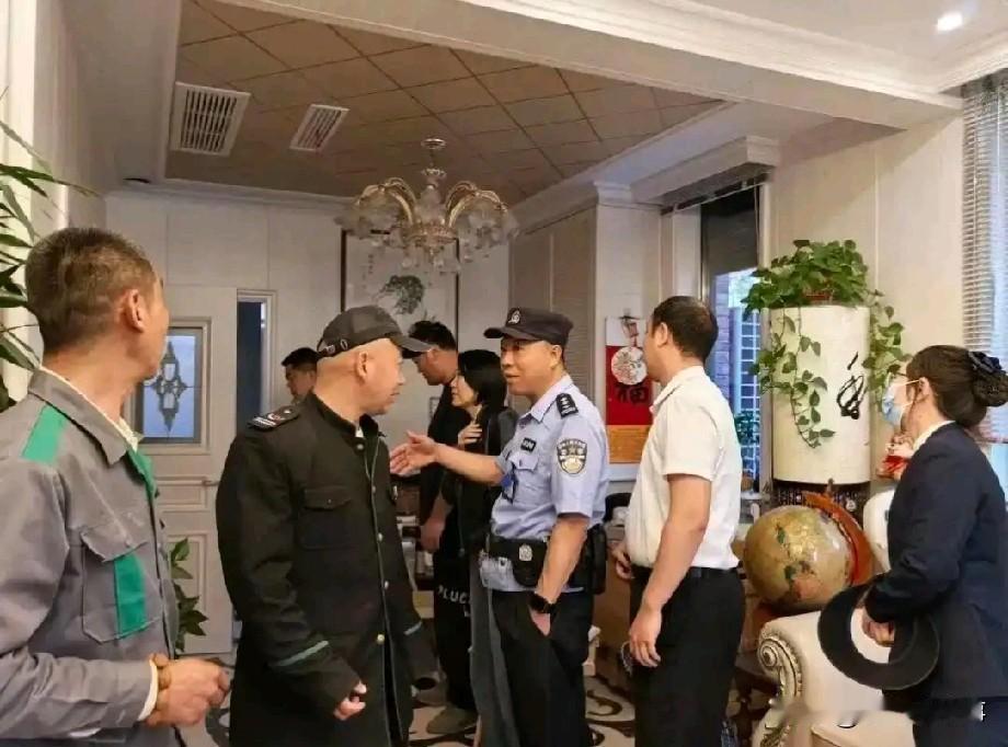 这就是命！北京一快递小哥在一栋别墅送快递，发现女主人前一天的快递没取，便给对方打