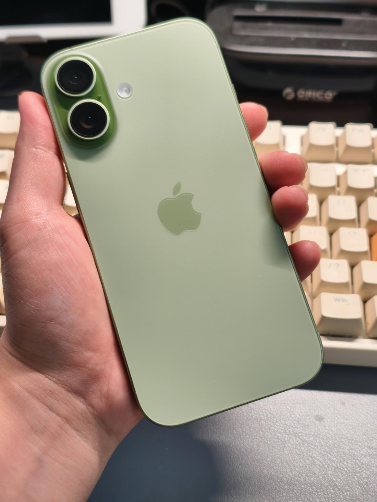 iPhone17最后颜值巅峰
明年的iPhone18就是17pro一样
只不过改