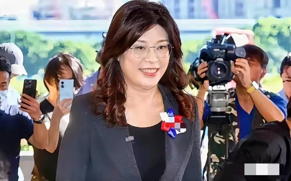 蔡正元当场泪目，这眼泪里，估计三分是感激，七分是愧疚。他做梦都没有想到，正当要被