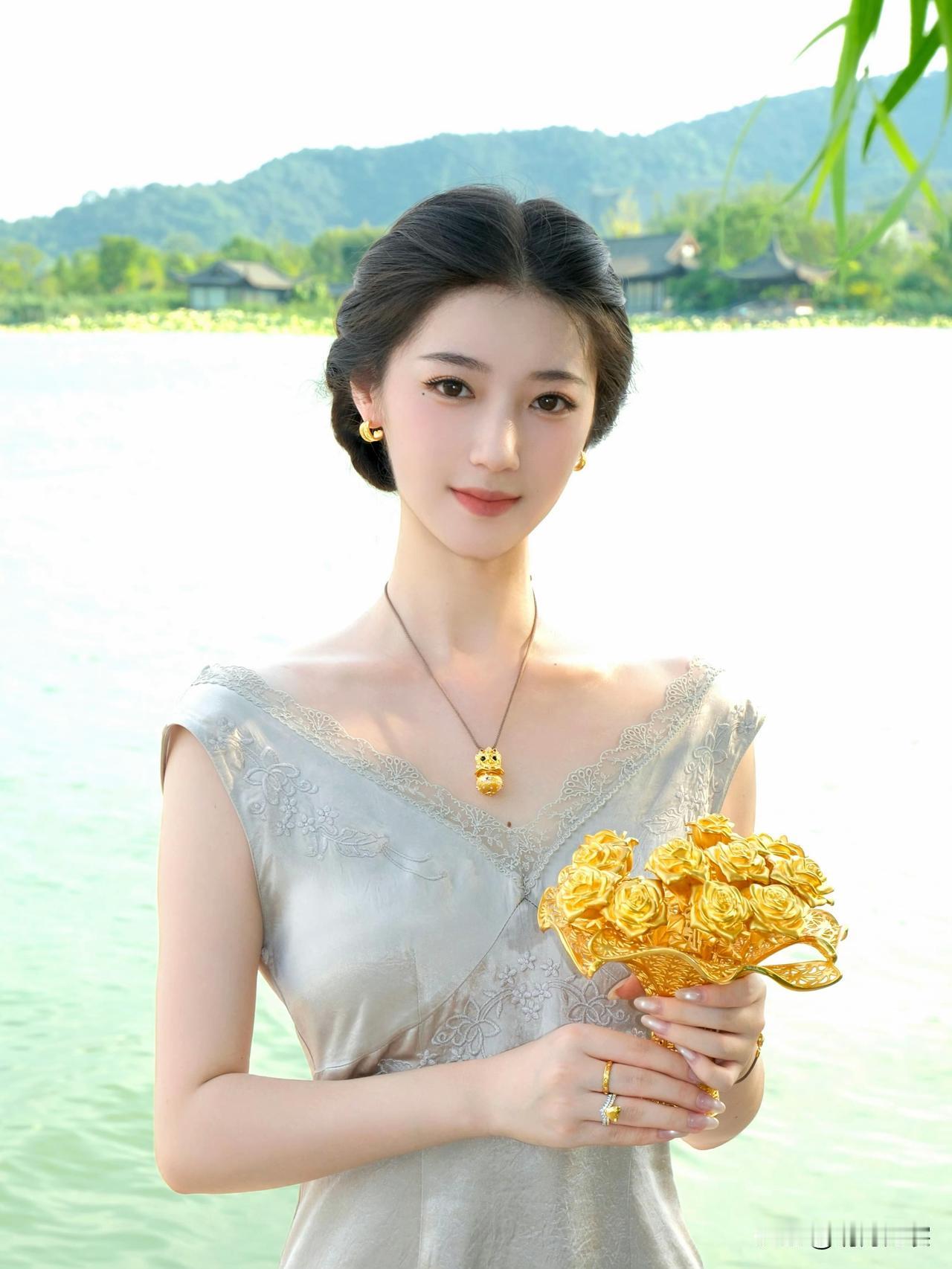 秋色连波，波上寒烟翠。
妙目顾盼，秋思在梦飞。