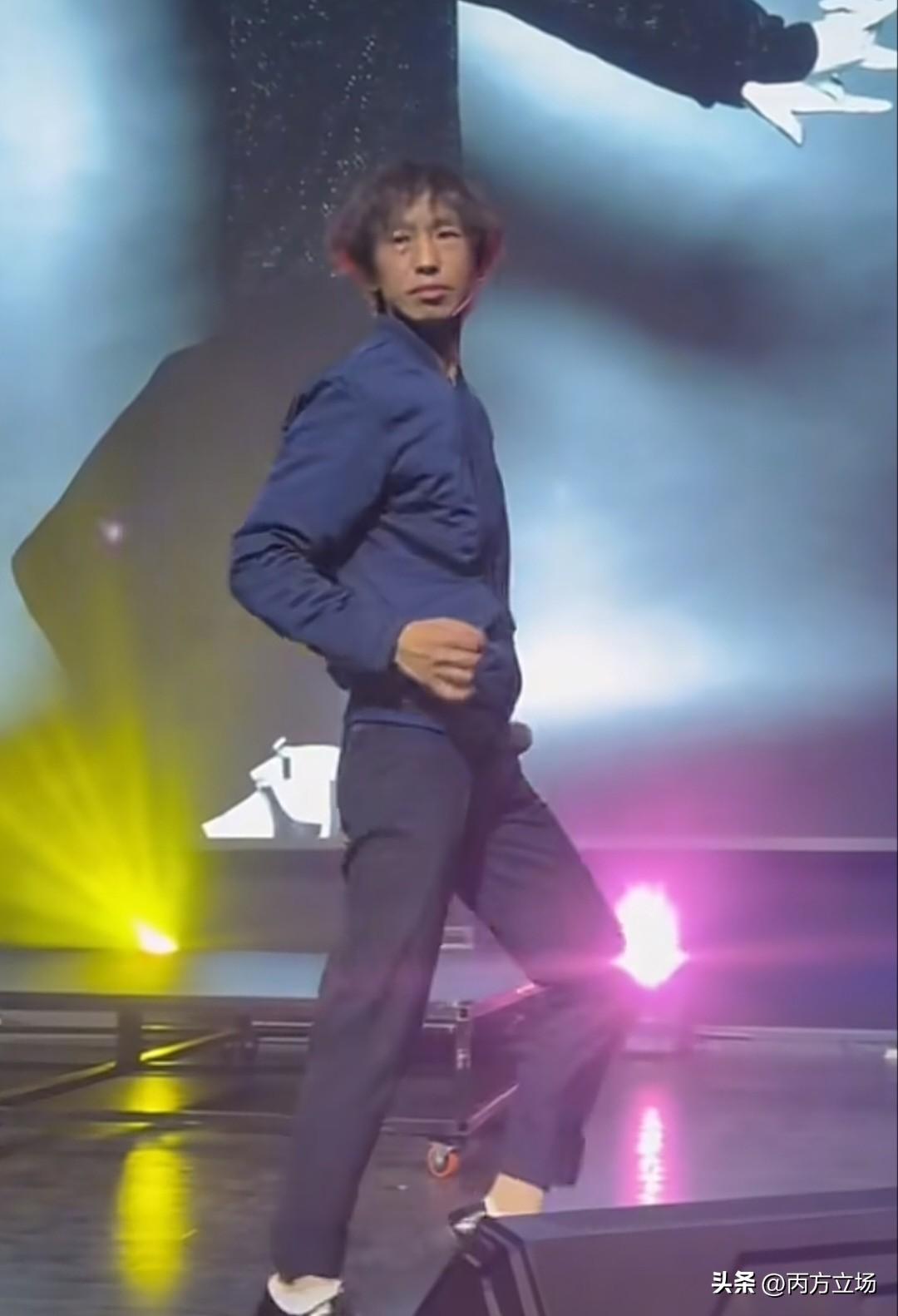 庞麦郎老师巡演现场不光唱《我的滑板鞋》，还手把手教粉丝跳太空舞步，场面热爆了。从