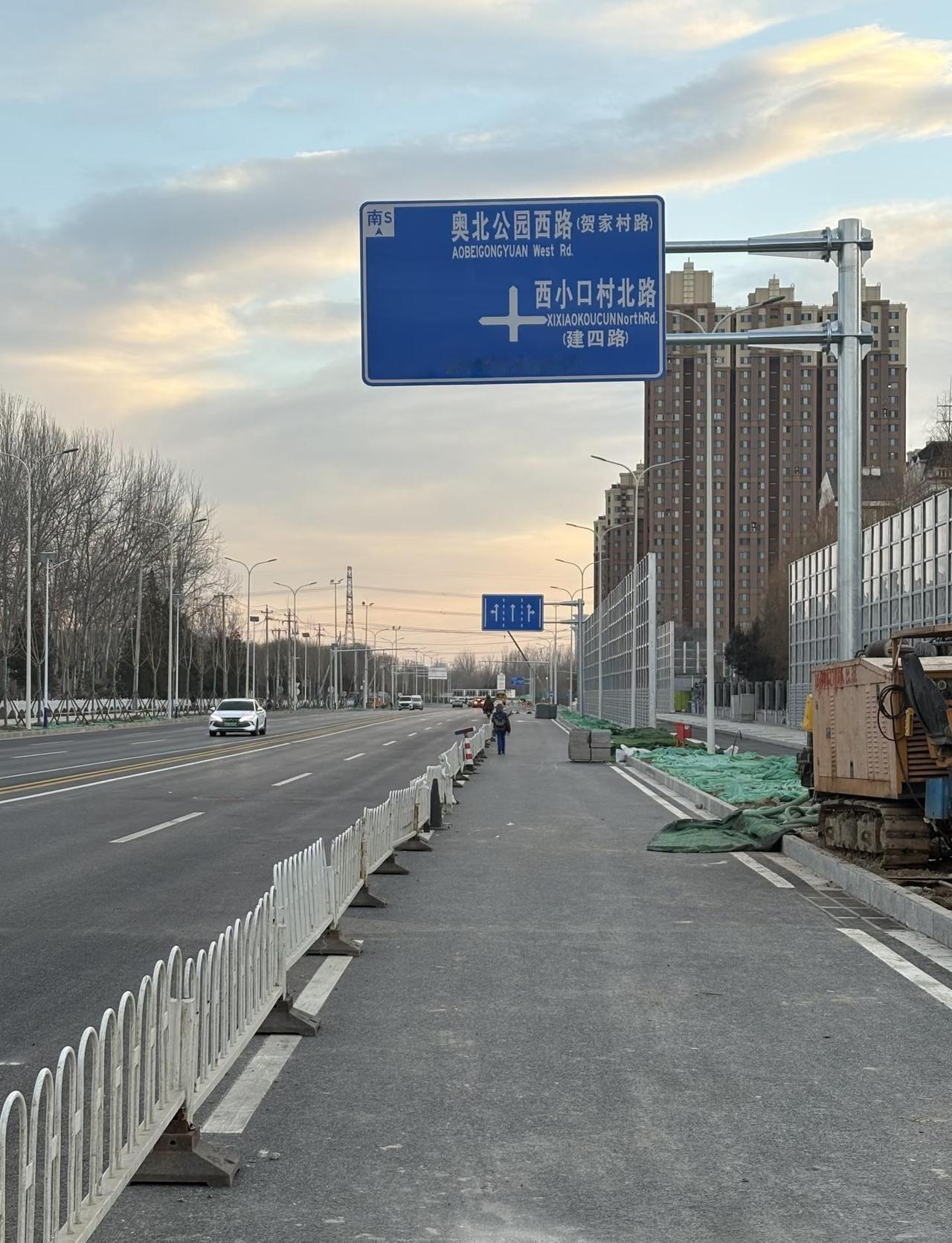 建材城东侧路改名为奥北公园西路了？
建材城东侧路改名为奥北公园西路了？
图一为最